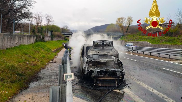 auto in fiamme sull autostrada tanta paura per il conducente