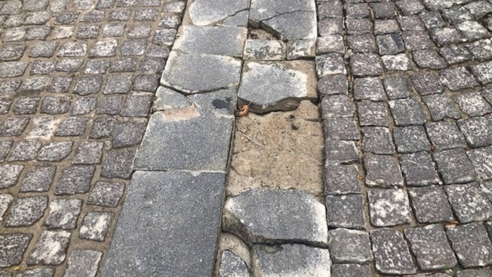 napoli troppe buche e dissesti in via luca giordano