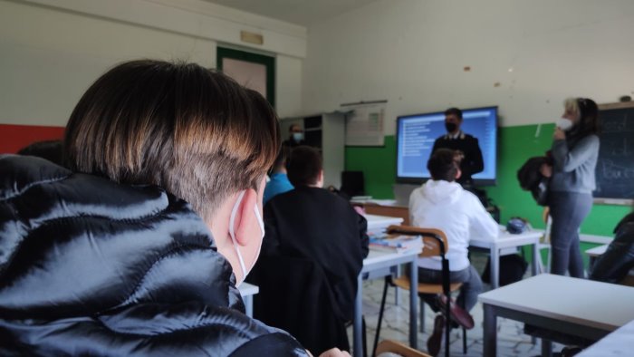 arpino di casoria cultura della legalita carabinieri in classe tra gli alunni