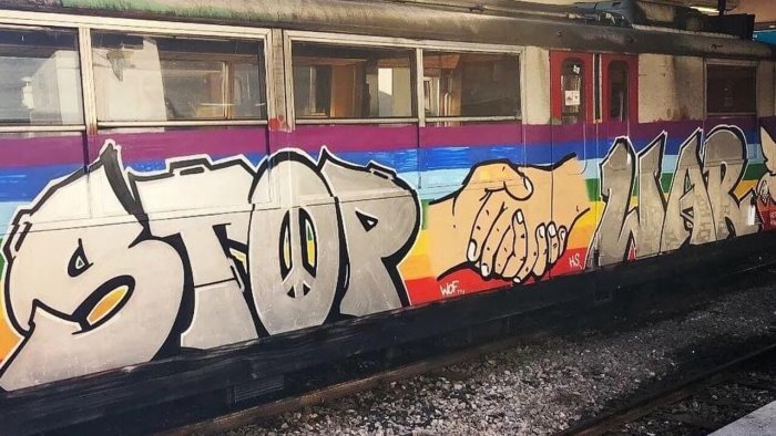 graffiti sul treno l eav cerca l autore faremo insieme un treno per la pace