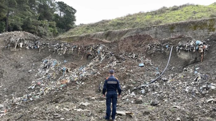 vibonati la guardia costiera sequestra una discarica abusiva