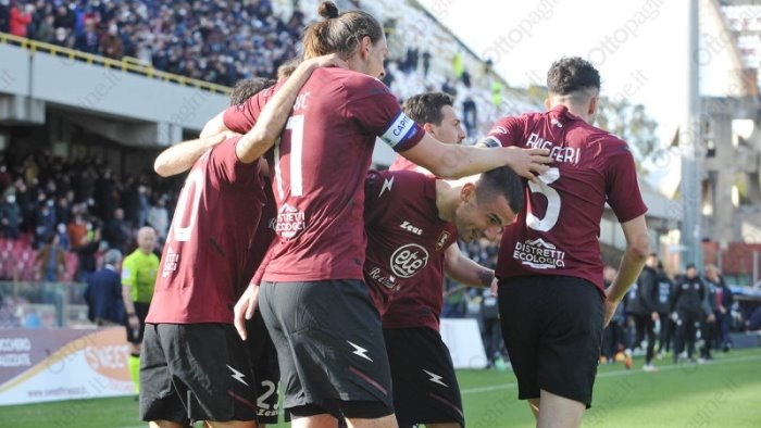 salernitana non decolla la prevendita carica social dei calciatori