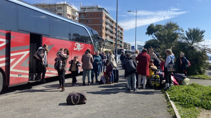 in fuga dalla guerra sono centinaia i profughi ucraini arrivati a salerno