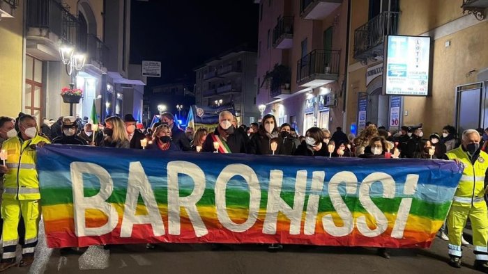 baronissi centinaia di persone alla fiaccolata della pace