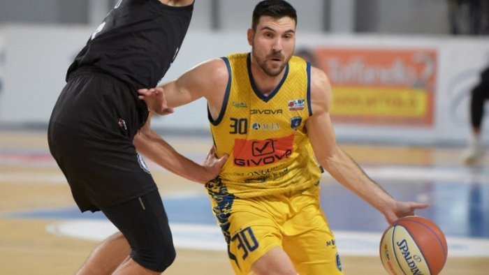 basket scafati batte fabriano 92 93 24 punti di monaldi