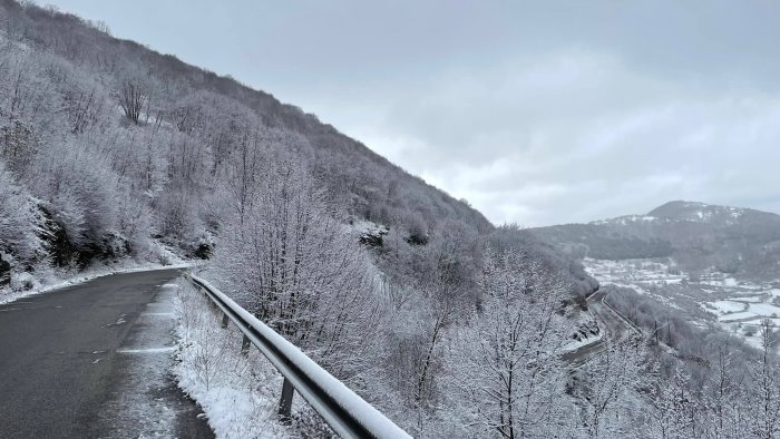 neve e gelo scuole chiuse a caggiano e montesano sulla marcellana