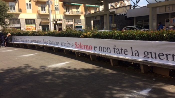 ucraina striscioni in citta biden e putin fate l amore e venite a salerno