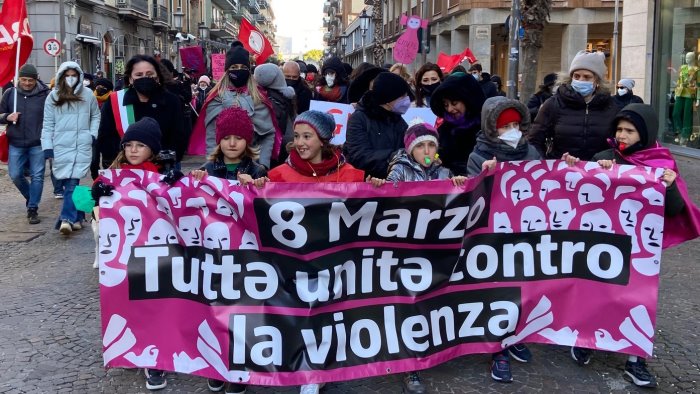 salerno corteo dell 8 marzo per anna borsa contro ogni genere di violenza