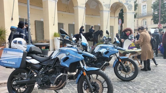 la polizia in piazza dante per la festa internazionale della donna