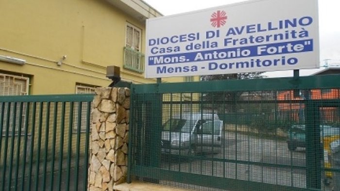 abbandonato con il catetere attaccato davanti al dormitorio fate presto