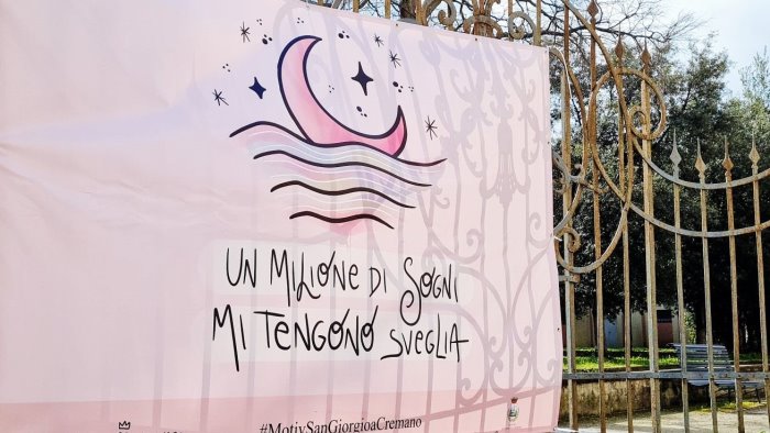 frasi motivazionali che diventano arte affisse al municipio e nelle ville