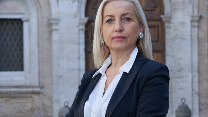 la senatrice del m5s felicia gaudiano in aula ricorda anna borsa