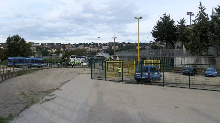 sorpreso nel fossato dello stadio ciro vigorito daspo per un minorenne