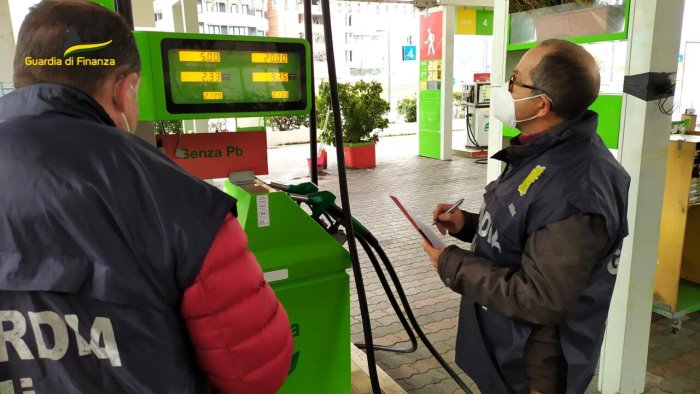 avellino caro carburanti blitz della finanza e multe ai distributori