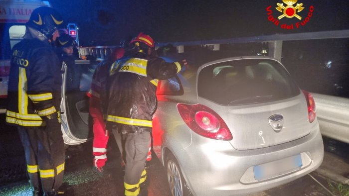 perde il controllo e urta il guardrail sulla a16 41enne in ospedale