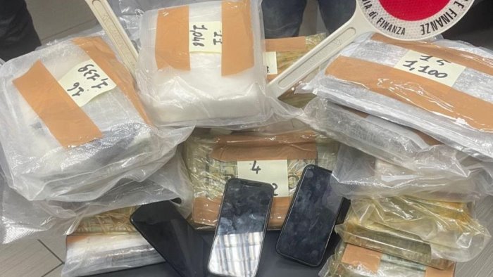 napoli sequestrati oltre 18 chili di cocaina due arresti