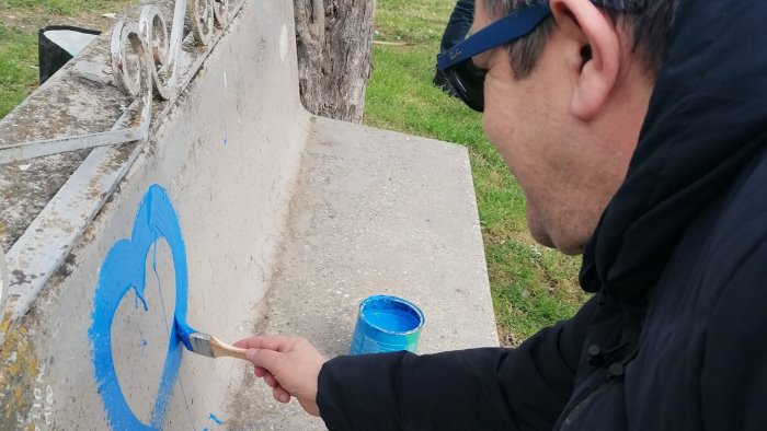 grottaminarda un cuore blu sulla panchina e spera a dare la prima pennellata