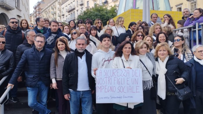 sicurezza napoli flash mob dei genitori del liceo vico stanchi di avere paura