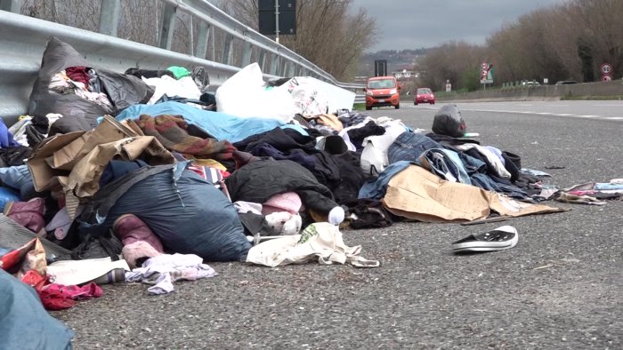 rifiuti sul raccordo spagnuolo qui tra due mesi il giro niente figuracce