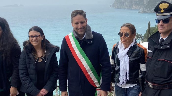 a positano una panchina bianca in memoria delle vittime della strada