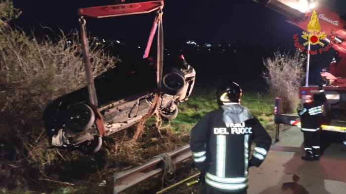 auto sbanda e finisce fuori strada a capriglia 84enne in ospedale