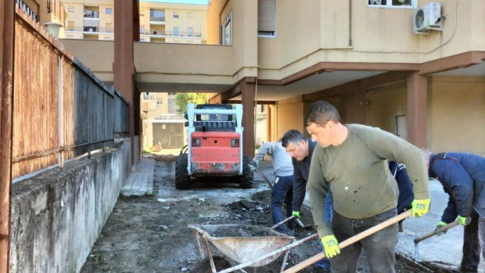 manutenzione strade a salerno parte il rifacimento del manto in via guariglia