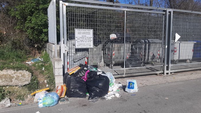 spezzano la catena sfidano la telecamera e abbandonano rifiuti a terra