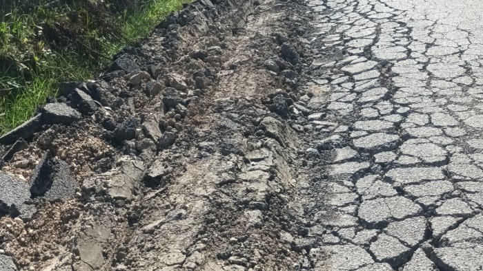 strade colabrodo a roccabascerana l opposizione scrive al prefetto