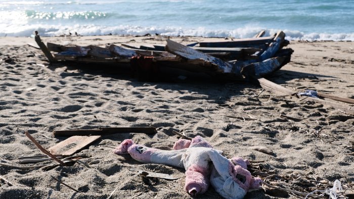 tragedia migranti a cutro 9 salme ospitate a napoli prima del rimpatrio