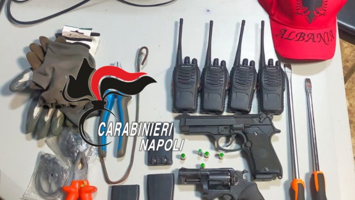 kit del rapinatore nell auto dei fuggiaschi sequestro e indagini