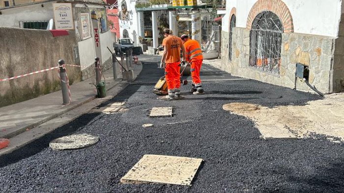 positano lavori in piazza dei mulini quasi finiti presto ripristino viabilita