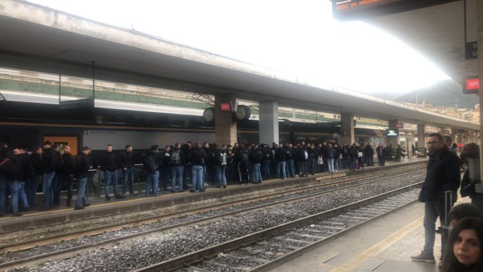 verso napoli eintracht 300 tifosi tedeschi in stazione a salerno