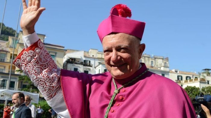 san giuseppe l arcivescovo di salerno al pranzo con i senza fissa dimora