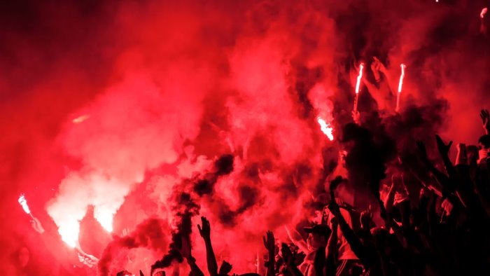 assalto a un bar in piazza degli ultras dell eintracht lancio di bottiglie