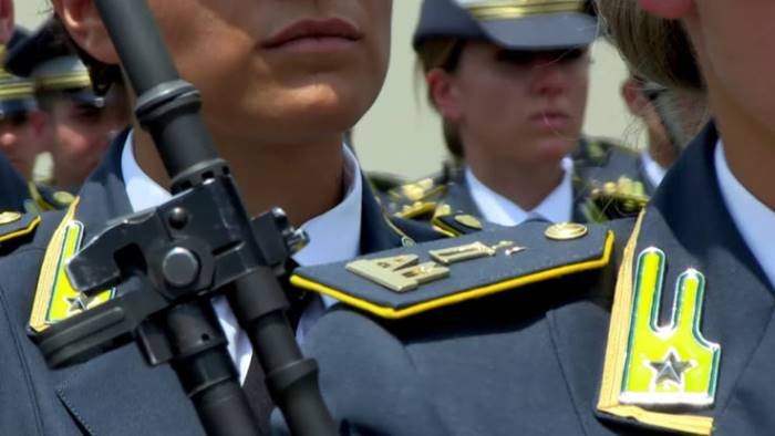 guardia di finanza a scuola incontro con gli alunni a solofra