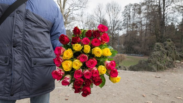 venditore di rose picchiato e rapinato a giudizio tre giovani di benevento