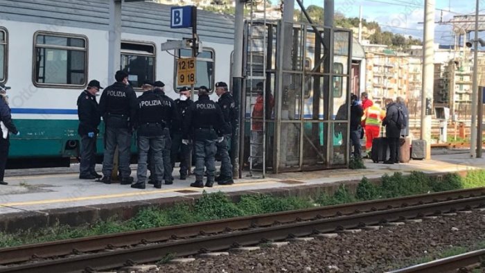 dopo la guerriglia a napoli trasferiti anche a salerno i tifosi dell eintracht