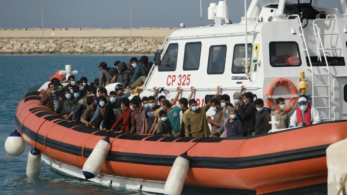 strage migranti de magistris accusa leggi impediscono di salvare vite umane