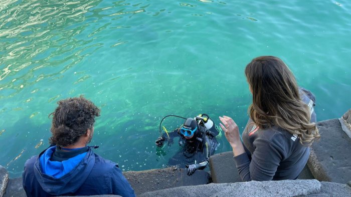 i sub del centro di giustizia minorile puliscono i fondali di amalfi