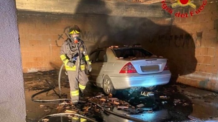 notte di paura a lioni per un auto incendiata in via san bernardino