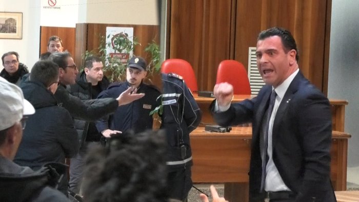 avellino esplode la rabbia degli operai irpiniambiente no ai privati