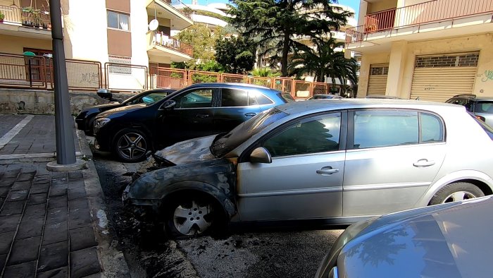 baby gang scatenate gli bruciano l auto per vendetta dopo un rimprovero