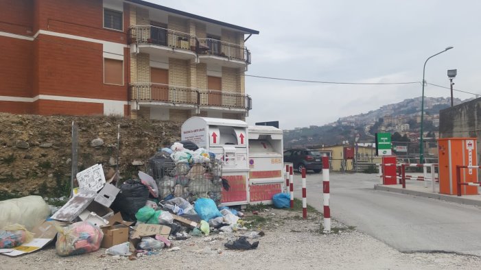 ariano parcheggio di un supermercato scambiato per immondezzaio