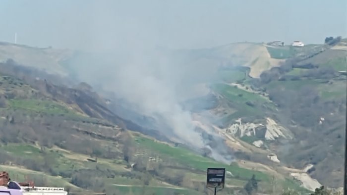 vasto incendio di sterpaglie nella zona di apice