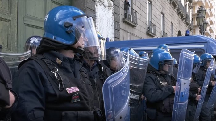 emergenza lavoro a napoli scontri da tra disoccupati e polizia