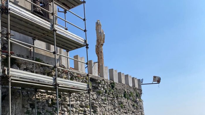 recupero del castello di sant adiutore a cava proseguono i lavori