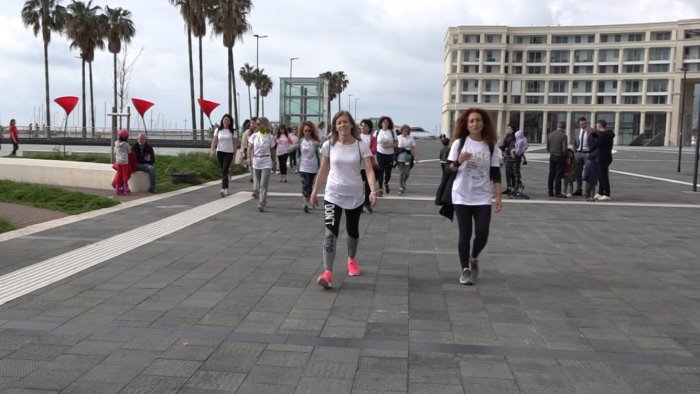 salerno passeggiata in centro per contrastare la violenza sulle donne