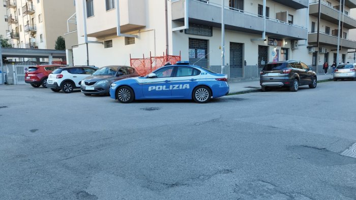 giu dal balcone donna muore in ospedale tragedia al rione ferrovia