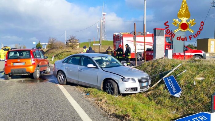 rocca san felice schianto sulla statale un uomo e una donna in ospedale