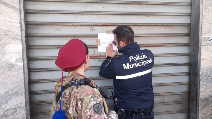 controlli di polizia municipale ed esercito multe e sequestri a napoli